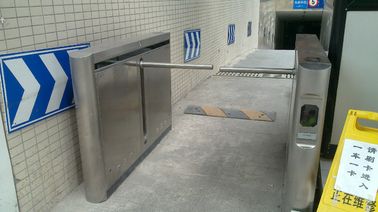 Πύλη εμποδίων περιστροφικών πυλών ύψους μέσης πτώσης βραχιόνων με το σύστημα εισιτηρίων εγγράφου γραμμωτών κωδίκων