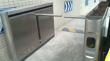 Πύλη εμποδίων περιστροφικών πυλών ύψους μέσης πτώσης βραχιόνων με το σύστημα εισιτηρίων εγγράφου γραμμωτών κωδίκων
