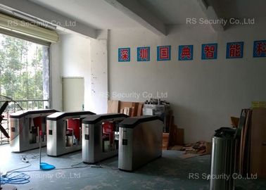 Έξυπνο κόκκινο φτερό τέσσερα μετρό περιστροφικές πύλες κυκλοφορίας καναλιών με τον έλεγχο αισθητήρων IR