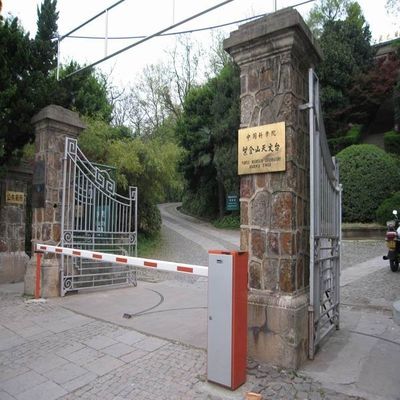 Αυτοματοποιημένη ασφάλεια πύλη εμποδίων υπαίθριων σταθμών αυτοκινήτων βραχιόνων 6 μέτρων για την πρόσβαση οχημάτων